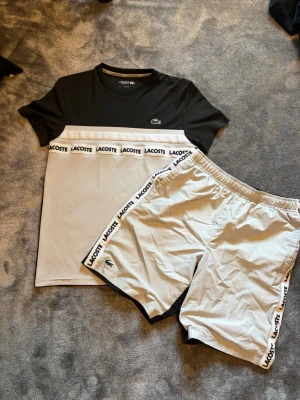 Lacoste shorts och t shirt - Ett set med t shirt och shorts med perfekt passform! Inga defekter alls på nån av plaggen,  settet är självklart äkta!  Skriv vid funderingar! 