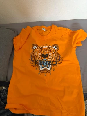 Kenzo - Kenzo T-shirt till salu som passar till det mesta och kommer i bra skick och är fräsch. 