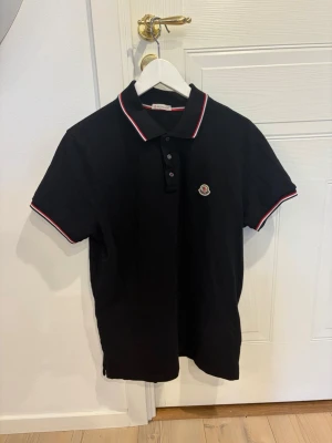 Mocker pike - Säljer min Moncler piké i storlek M, köpt på Johnells. Endast använd 2 gånger och är därför i mycket fint skick. Säljer den eftersom den är för liten för mig.