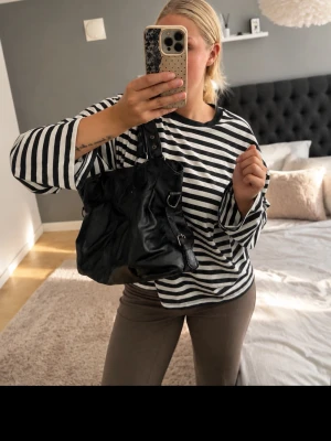 Väska - Säljer dessa två väskor för 200kr tillsammans. Använda väl till gymnasiet/skolan. Dator och skolböcker får plats. Fräscha och snygga till olika outfits 🌸