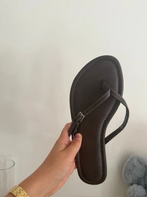 Flip flops / tofflor  - Mörkbruna skitsnygga tofflor som jag trodde jag skulle använda. Men tyvärr inte alls blivit använda. Nypris: 399!! Alltså halva priset för helt oanvända skor!