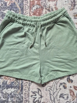 Vinson Polo Club shorts XS - Shorts från Vinson Polo Club i mycket fint skick. Ganska stor i storleken / oversize-modell. Fickor och justerbar midja. Mjukt tyg inuti. Sparsamt använda.