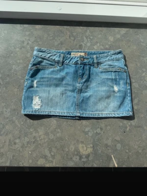 Blå jeanskjol med slitningar - Jeanskjol köpt på Vinted! I mycket fint skick