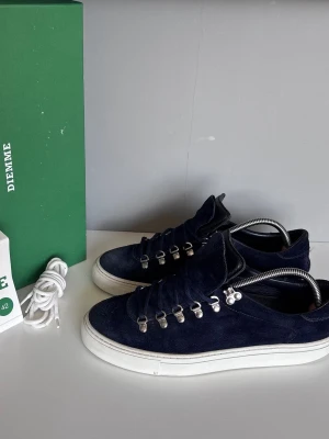 Diemme marostica  - Säljer ett par eftertraktade diemme marostica i storlek 42, cond 8,5/10 heeldrag men annars gott skick! Medkommer OG box och extra vita snören (har använts)