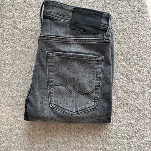 Jack&Jones jeans  - Tja! Säljer detta schyssta paret jeans från Jack&Jones !| Modell: Glenn(Slim)| Vid minsta fråga tveka inte att kontakta mig!| Pris alltid diskuterbart! 