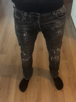 Svarta jeans med slitningar - Helt nya jeans aldrig använda, från Jack and Jones ny köpta för en månad sen för 800/900, dom kom aldrig till användning. 