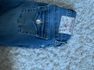 Becca true religon, storlek 23 - True religon jeans i modellen Becca, (Uppsydda 9 cm!!!) pris kan diskuteras ❤️❤️❤️💗💗🙌🏼😇