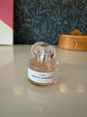 Hopeful Romantic Eau de Toilette - Säljer en parfymflaska med doften Hopeful Romantic från hm.