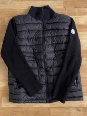 Svart moncler cardigan - Säljer denna cardigan från moncler. Skriv om ni är intresserade. Priset kan diskuteras. 