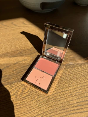 PATRICK TA Major Headlines Double-Take Cream and Powder Blush Duo - Rouge från Patrick Ta i färgen not too much. Går ej att köpa i sverige. Köptes nyligen på Sephora i USA. Helt oanvänd! 