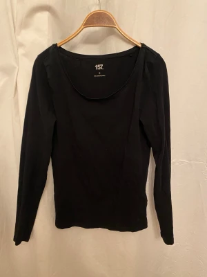 Svart långärmad tröja - Sparsamt använd. Säljer liknande tröjor på min profil, och bundles kostar 30% mindre! Öppen till att pruta, alltid. 🌸