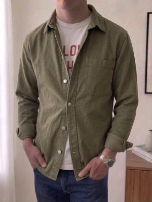 Olivgrön Overshirt  - Olivgrön Overshirt i strl M! Bra skick utan nåra defekter och hör gärna av er vid frågor elr funderingar!!