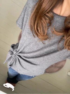 Grå topp med knyt från Zara - Stickad jättefin och trendig topp. Pris kan diskuteras och skriv gärna om du har några frågor. Kolla gärna på mina andra artiklar och skapa en bundle! Fri frakt!💕💕