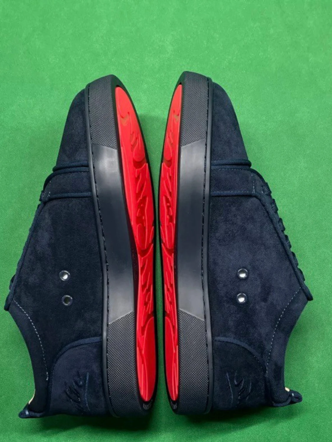 Mörkblå sneakers med röd sula - 1