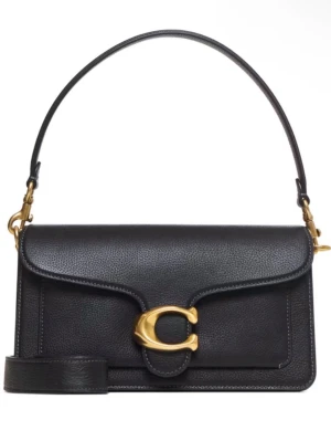 Coach Tabby 26 - Stilren svart handväska i läder med avtagbar axelrem och ett stort guldfärgat C-spänne framtill. Väskan har en rektangulär form och klassisk design som passar till många olika looks. Perfekt för dig som gillar tidlösa accessoarer med en lyxig touch.