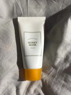 Honey Mask från I'm From - Säljer en Honey Mask från I'm From. Den är helt oanvänd. Ansiktsmasken kommer i en vit tub med gul kork och har en stilren design. Perfekt för dig som vill boosta huden med fukt och näring från honung. Enkel att applicera och passar alla hudtyper. Kan gå ner i pris vid enkel affär 💛 nypris 129kr