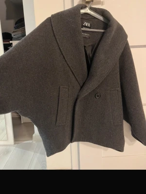 Oversized ullkappa - Populär oversized Zara kappa i 100% Monteco ull. Nypris ca 2000kr. Perfekt till hösten! Passar xs-m