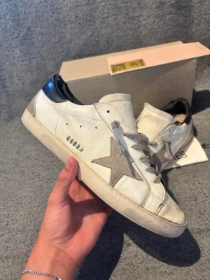 Golden goose superstar - Golden goose i hyfsad skick/ fint utvändigt invändigt är inner sulan under sulan förstörd | Skick 6/10| Limmad på flera ställen| Vet ej om äktheten men og följs med| Nypris 7000