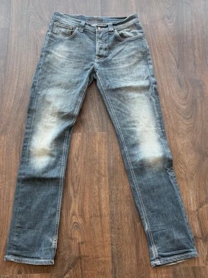Nudie Jeans - Hej! Säljer mina jeans från Nudie Storlek W34 L32 på taggen men passar bäst dig som bär W32-31 Vid frågor/funderingar, mått eller fler bilder skriv gärna! Prisförslag är alltid välkomna 😊