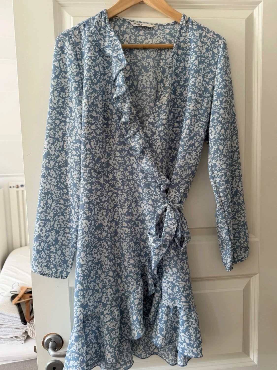 Blommig blå omlottklänning med volang