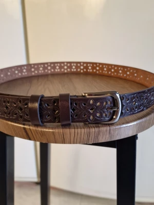 Skärp mörk brunt - Bälte 110 cm långt. 2,8 cm brett. PU läder.