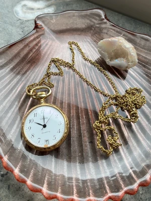 Klocka - Fantastisk klocka med fina detaljer köpt secondhand. Liten skavank på urtavlan (se bild 3).