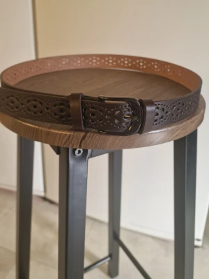 Skärp mörkbrunt - Bälte 110 cm långt. 2,8 cm brett. PU läder.