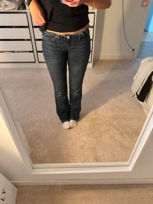 Mörkblå bootcut jeans - Säljer ett par mörkblå bootcut jeans med låg midja. 