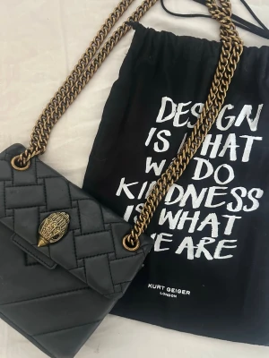 Kurt Geiger väska  - Liten Kurt Geiger väska, dustbagen ingår, kolla bilder för skavanker!
