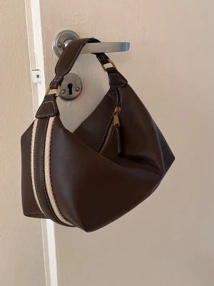 Brun väska från Zara - Liten brun väska från Zara🤎