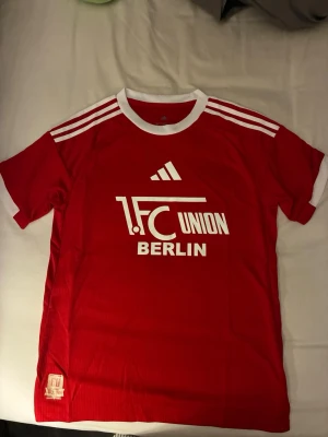 Union Berlin 2025/26 - En union Berlin fjärdetröja i storlek M.  Helt oanvänd