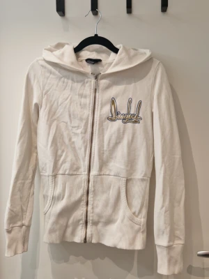 Vit Dieselhoodie - Äldre hoodie från Diesel. Lite croppad. Har tre små svaga fläckar se bild. Säljer då den är för liten för mig.