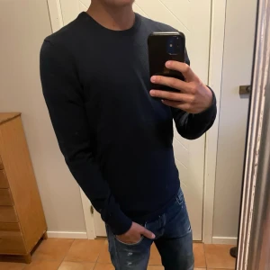 J.lindeberg tröja - Säljer nu denna riktigt snygga j.lindeberg tröjan🙌 Storlek: S⭐️ Skick: 9/10🤩 Modellen på bilden är ca 173cm! Hör gärna av er vid frågor eller funderingar✅