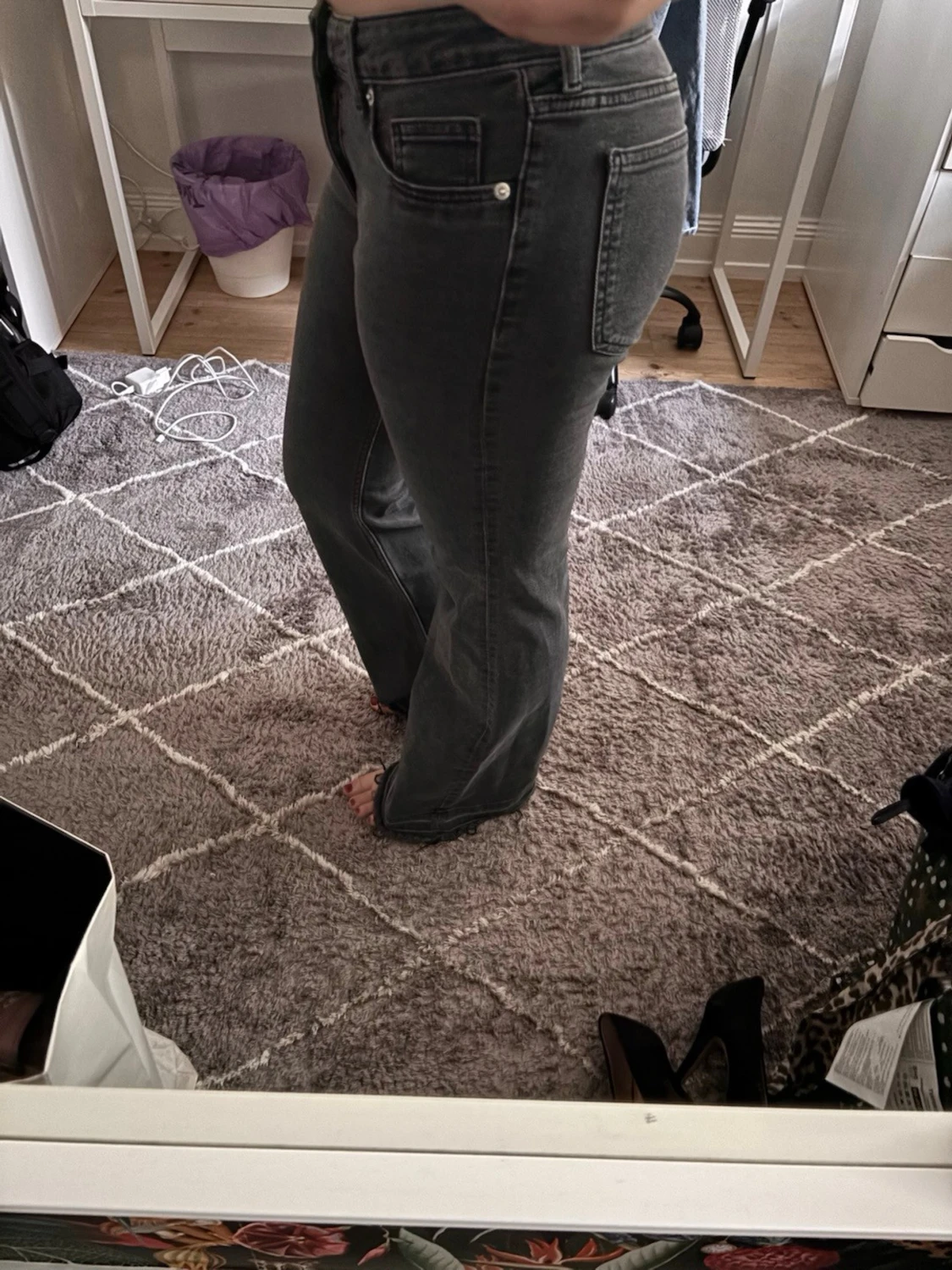 Svarta bootcut jeans med rå kant - 1