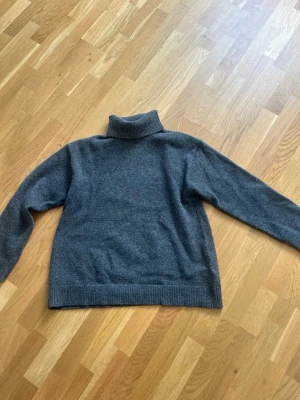 Mörkgrå polotröja  - Stickad tröja med krage som går vika, lite mer oversized