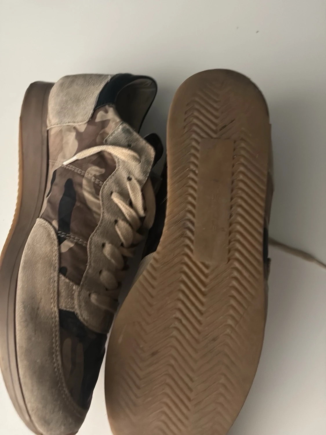 Beige sneakers med camomönster - 4
