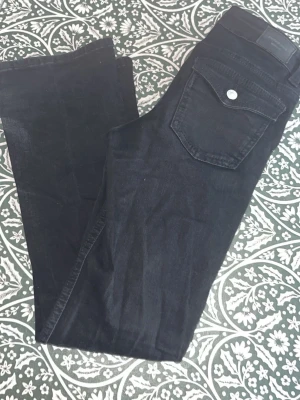 Svarta Bootcut jeans  - 🖤Säljer ett par svarta bootcut jeans från Gina Tricot, storlek M. En liten fläck längst ner på jeansen, se tredje bilden. Använda några ggr men är fortfarande i ett väldigt bra skick! 