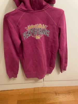 Ziphoodie från Peak Performance  - Cool ziphoodie med tryck på ryggen. Bra skick. Storlek 160 junior men sitter som en Xs/S. Pris kan diskuteras.