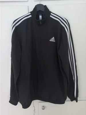 Svart Adidas träningsjacka - Svart träningsjacka från Adidas