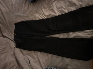 Lee jeans - Super snygga lågmidjade svarta bootcut jeans från lee. Perfekt skick användt några gånger storlek S. Nypris 400