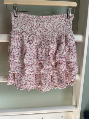 Volangkjol - Sommrig volangkjol från bikbok. Stl: XS men väldigt stretchig. Kommer inte till användning längre men är i mycket bra skick.