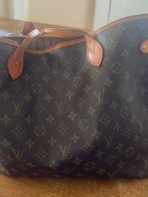Stort hobo väska - Tote väska, GM (large) redan utvecklade fint patina på läder. Det är använt och har  tecken på mycket användning, se bilderna. Oavsett den är en mycket fin väska 🤩