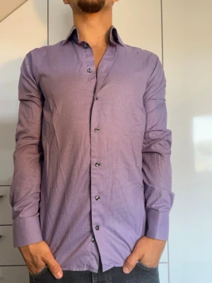 Lila skjorta från Eton  - Lila skjorta från Eton. Strl 38/ S. Inga defekter.  Nypris runt 1200-2000kr. Modellen är 178 cm och väger 77 kg. Hör gärna av dig vid frågor!