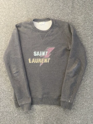 Saint laurent tröja  - Saint Laurent FW 2017 ”Lightning bolt” sweatshirt i storlek S, passar även en större xs liten defekt vid ärmen! 