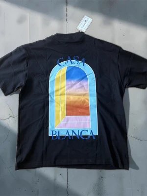 Casa Blanca - 🖤 Casa Blanca T-shirt ✨ Helt ny & oanvänd med tags kvar 🎨 Snygg färgglad graphic på ryggen 👕 Stilren oversized-look – perfekt för vardag och skolstart 📦 Skickas snabbt!