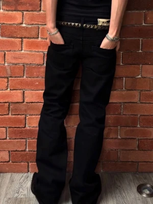 Svarta raka jeans - Säljer ett par helt nya svarta jeans med bootcut passform från Witnessvalley. Jeansen har en enkel look utan slitningar eller dekorationer och är tillverkade i ett kraftigare denimtyg. 