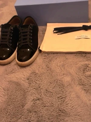 Lanvin med vit sula  - Ett par helt nya lanvins med vit sula, dessa par har inga hål eller skador, tveka inte att kontakta, pris kan sänkas vid snabbare köp☺️😁dustbag, extra snöre och box följer med. Skriv för mer bilder 