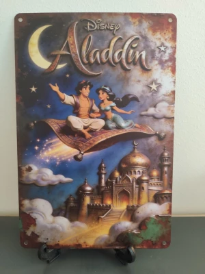 Disney Aladdin metallskylt - Säljer en färgglad metallskylt med motiv från Disneyfilmen Aladdin. Skylten visar Aladdin och Jasmine på en flygande matta över ett sagoslott, med stjärnor och måne i bakgrunden. Perfekt som dekoration för fans av Disney och retrostil.