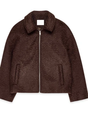 Mörkbrun teddyjacka med dragkedja - Säljer en mörkbrun teddyjacka med mjuk, fluffig yta och rak passform. Jackan har en klassisk krage, två sidofickor och stängs med silverfärgad dragkedja framtill. Perfekt för dig som vill ha en stilren och mysig look.