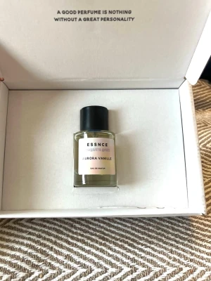 Aurora Vanille parfym från ESSNCE - Aurora Vanille från ESSNCE är en Eau de Parfum. Perfekt för dig som gillar vaniljtoner och vill ha en snygg parfymflaska i badrumshyllan. Enbart testad (se bild)                                                                     TOPPNOTER  Havsbris Kryddiga noter  HJÄRTNOTER  Vanilla absolute Kashmir  BASNOTER  Tonkaböna Mysk Sandelträ